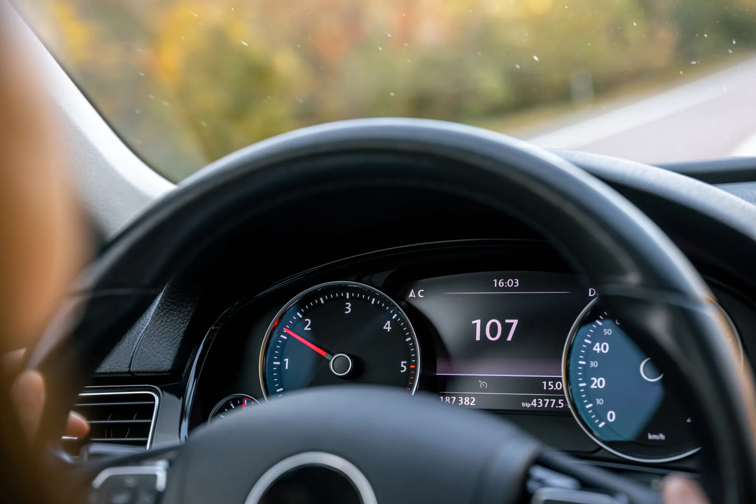 Bord auto cu odometrul vizibil, afișând kilometrajul parcurs